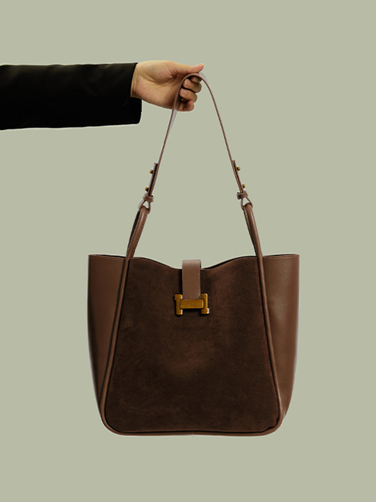 Bolso Tote con Detalles Metálicos Elegantes