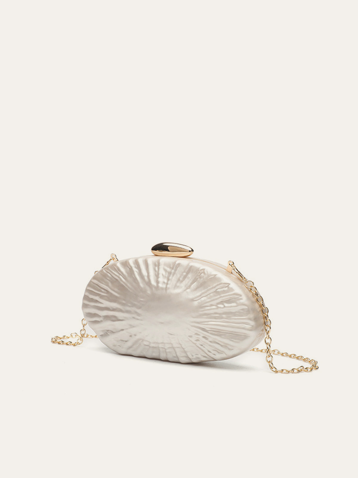 Clutch con Cadena Dorada y Detalles de Perla Elegante