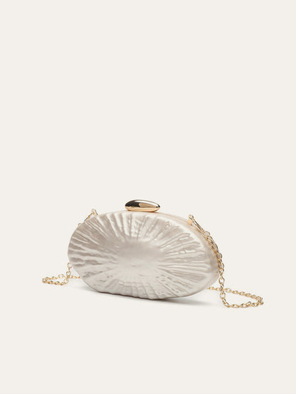 Clutch con Cadena Dorada y Detalles de Perla Elegante