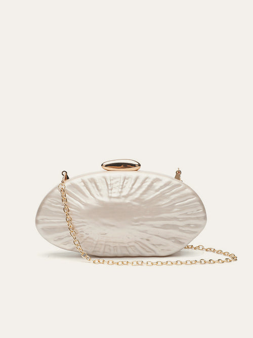 Clutch con Cadena Dorada y Detalles de Perla Elegante